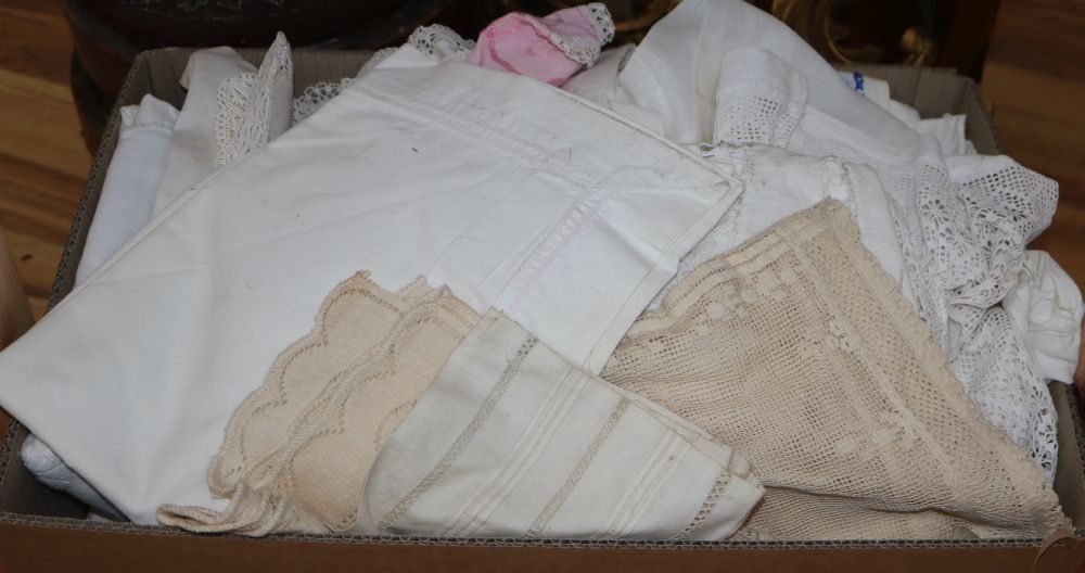 A quantity of mixed table linens, etc.